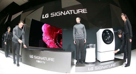 세계 최대 가전쇼 CES 개막을 하루 앞둔 5일 오전 (현지시간) 미국 라스베이거스 만달레이베이 호텔에서 열린 'LG전자 프레스 콘퍼런스'에서 LG 시그니처의 제품이 공개되고 있다. LG 시그니처는 초프리미엄 가전 시장을 공략하기 위해 만든 브랜드로 LG전자가 여러 가전제품을 아우르는 통합 브랜드를 선보인 것은 이번이 처음이다. LG전자는 LG 시그니처의 특징을 ▲ 본질에 집중한 최고 성능 ▲ 정제된 아름다움 ▲ 혁신적 사용성 지향 등 3가지 키워드로 정리했다.